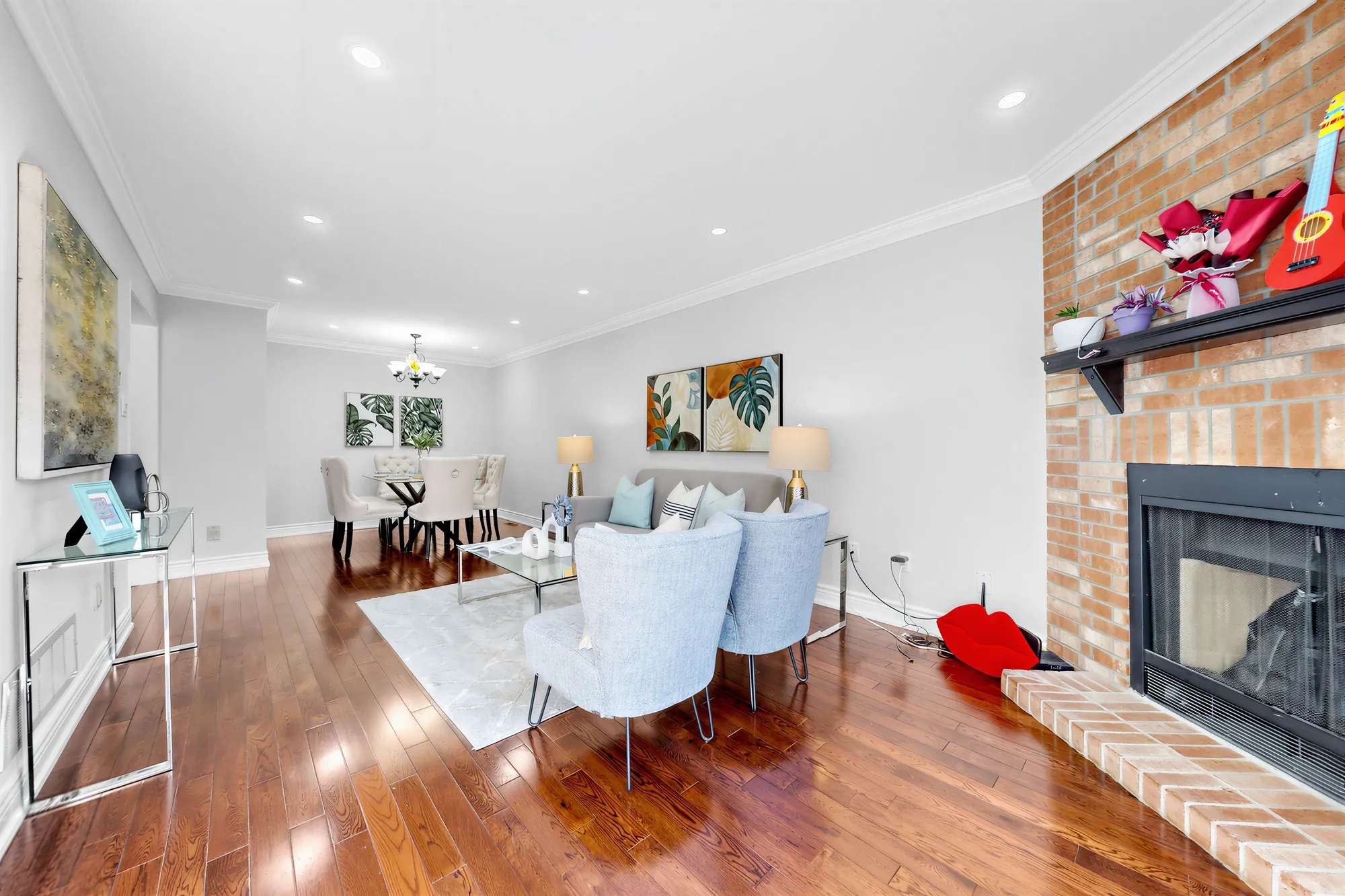 The living room, the poster for the 3D tour